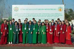 В Туркменистане подвели итоги олимпиады по иностранным языкам среди слушателей учебных центров