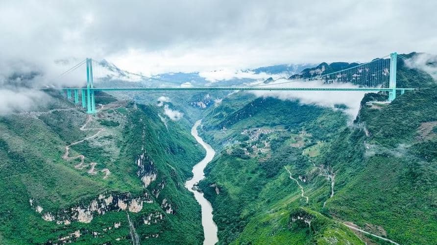 Çin’in Guizhou eyaletinde dünyanın en yüksek köprüsü açıldı