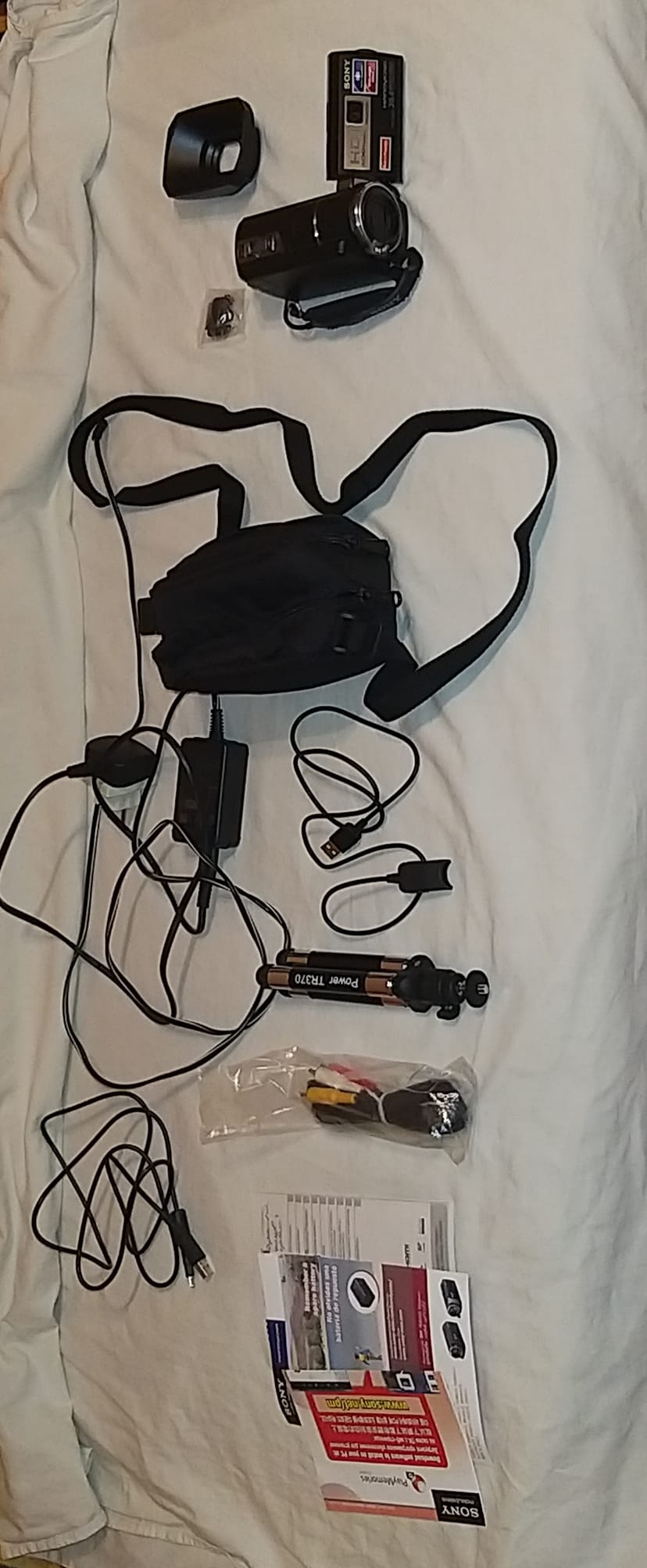 Продаётся видеокамера sony handycam hdr pj 600 20.4 megapixels . почти новая. полный комплект пульт управления дополнительная память 64gb