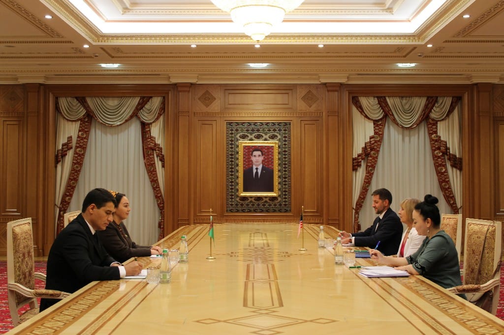 Türkmenistanyň Mejlisinde ABŞ-nyň ilçisi kabul edildi