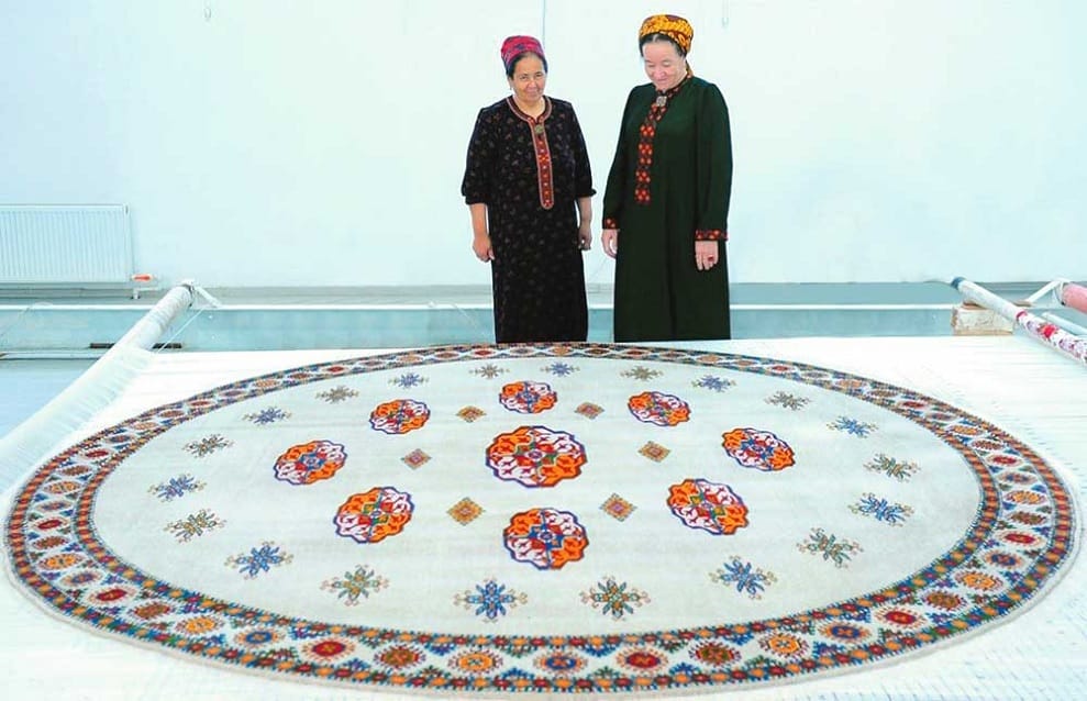 Türkmen halyçylary Halkara parahatçylyk we ynanyşmak ýyly mynasybetli tegelek haly dokadylar