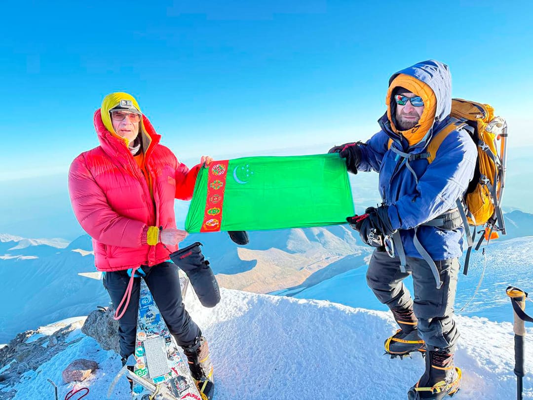 Türkmen bayrağı, Elbruz dağının zirvesinde açıldı