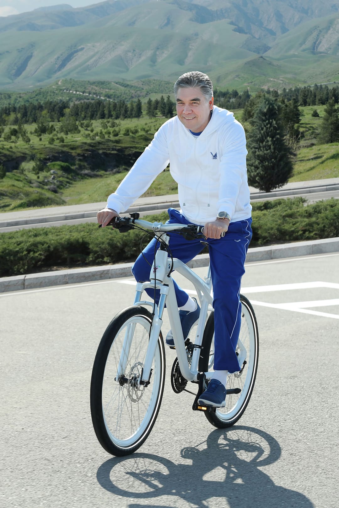 Президент Туркменистана совершил 20-километровый велопробег