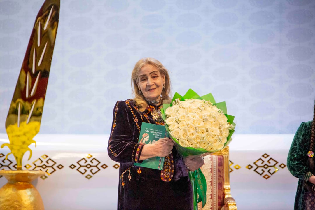 Türkmenistanyň Halk Maslahatynyň Başlygy şahyr Gözel Şagulyýewany 85 ýaş ýubileýi bilen gutlady