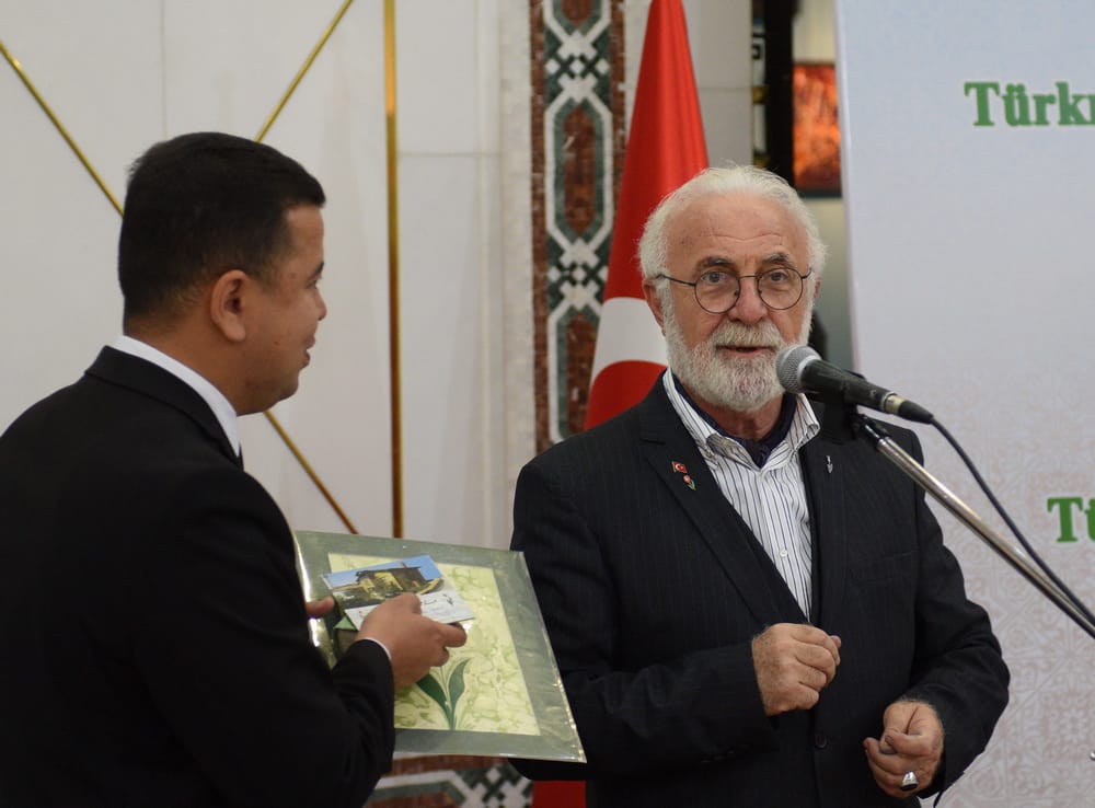 Turkish artist presented the “ebru” painting technique in Ashgabat