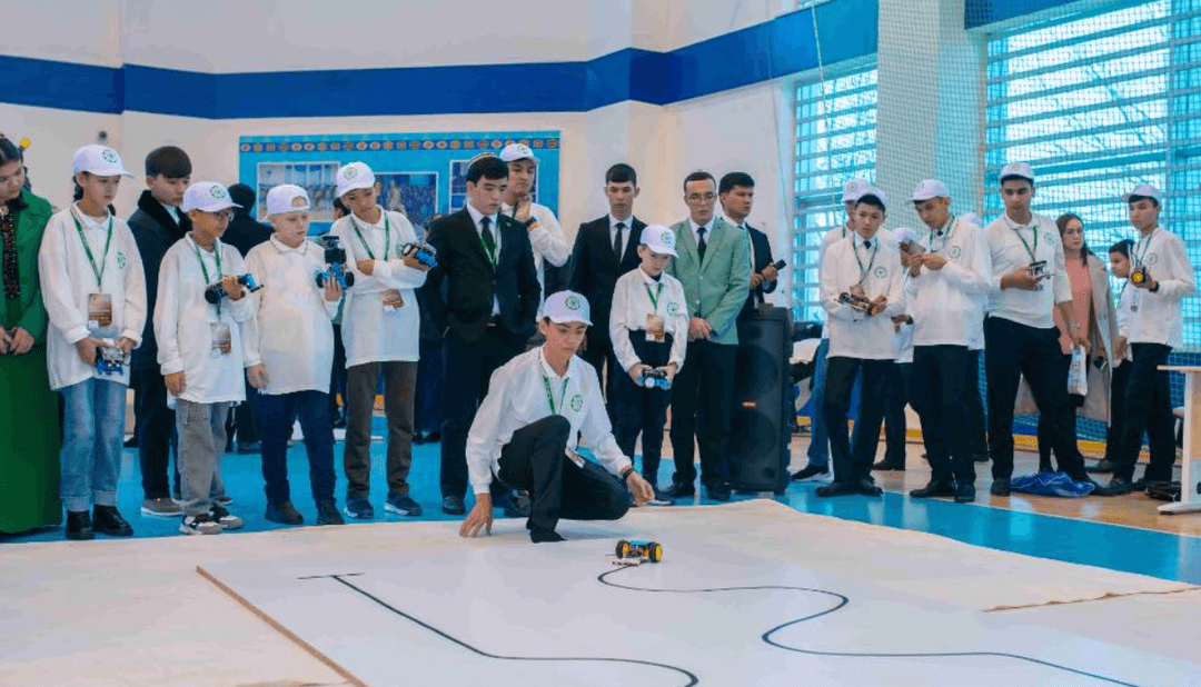 В Туркменистане наградили победителей конкурса по робототехнике
