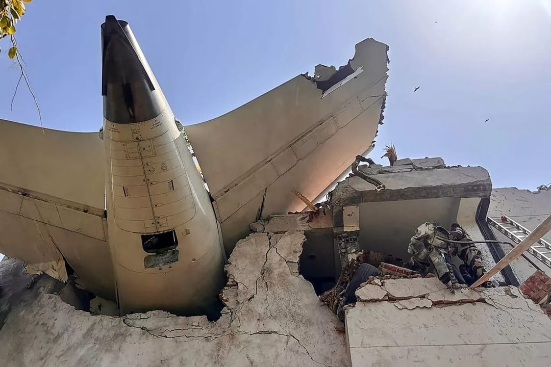 Hindistanda uçar ýykyldy, bir ýolagçy aman galdy