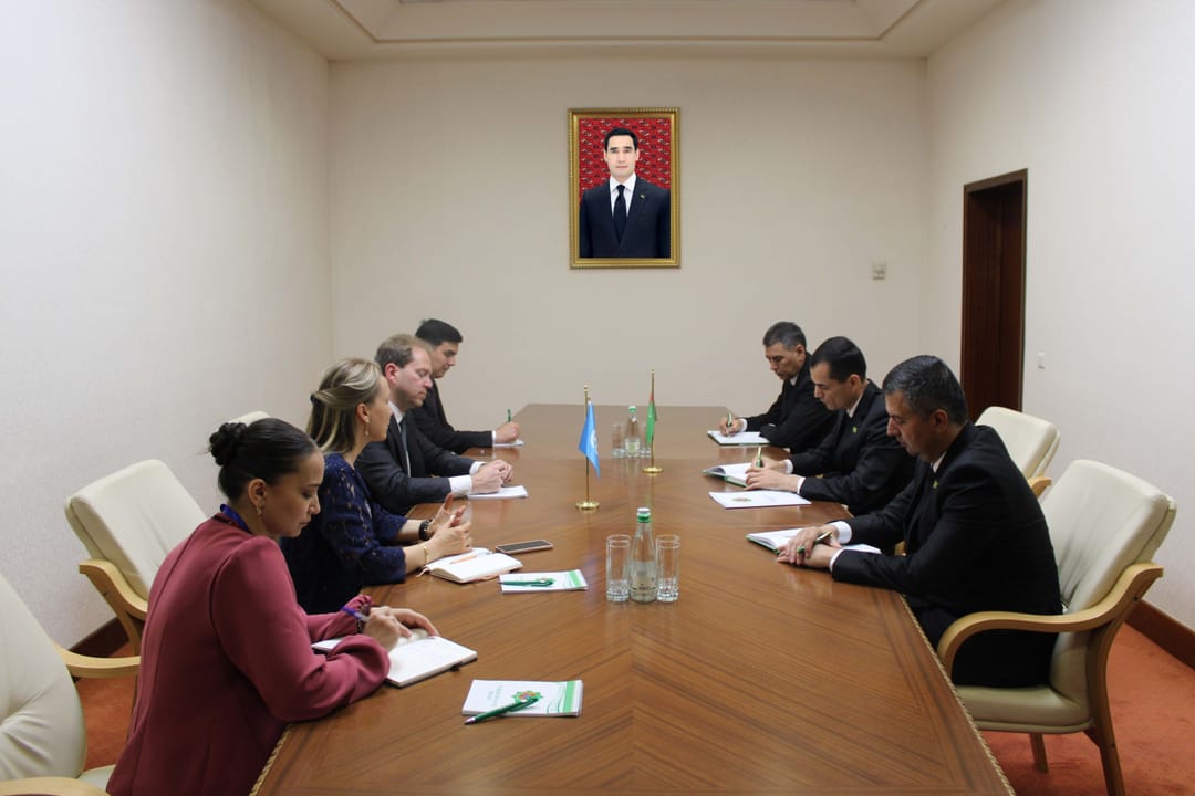 Türkmenistan Meclisi'nde UNECE uzmanlarıyla bir toplantı düzenlendi