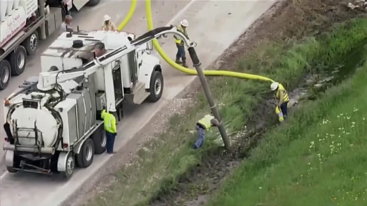 $800 000 worth of coins spilled out of truck in Texas