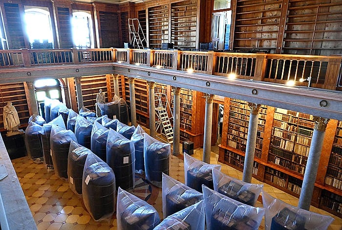 Macaristan’ın en eski kütüphanesinde 100 bini aşkın kitabın bulunduğu kısım böceklerin istilasına uğradı