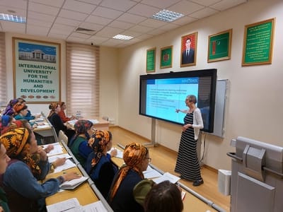 Профессор Кентского университета провела семинар для педагогов 3 вузов Туркменистана