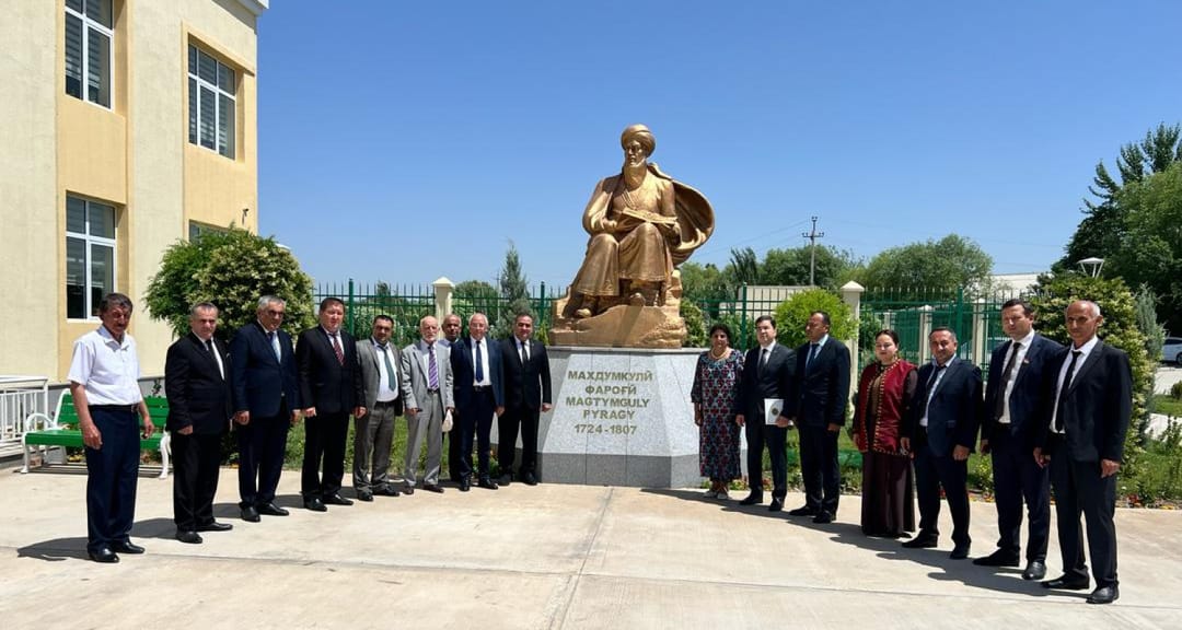 Täjigistandaky Magtymguly Pyragy adyndaky orta mekdebinde döredijilik duşuşygy guraldy