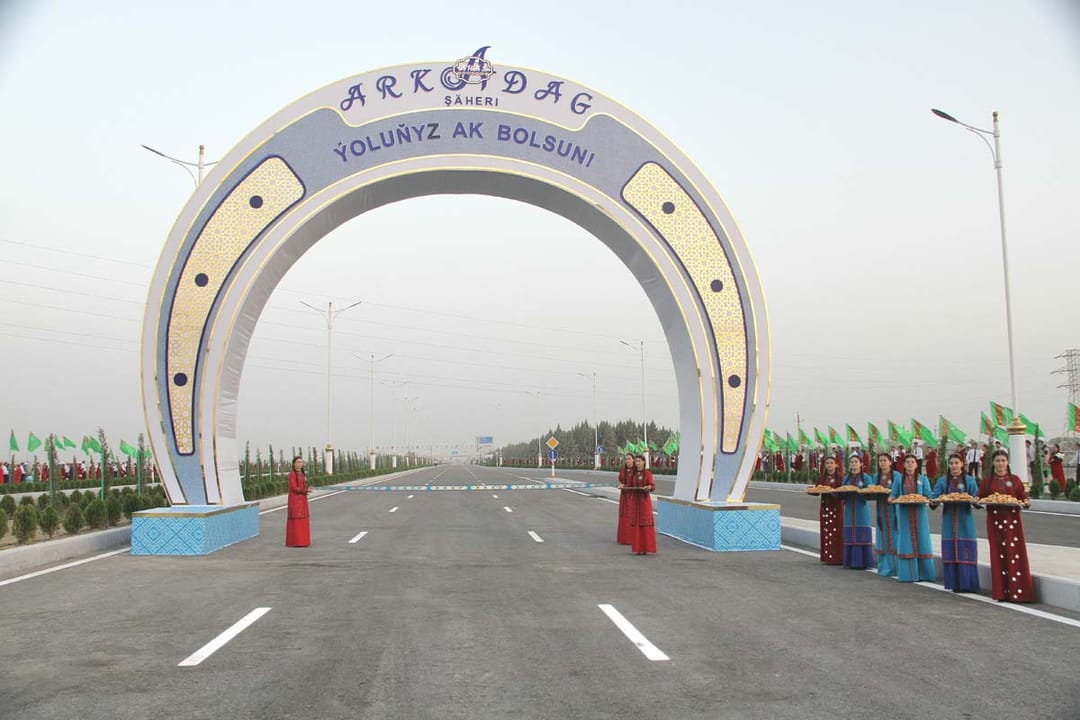 Arkadag şäherinde täze şaýol we döwrebap köpri açyldy