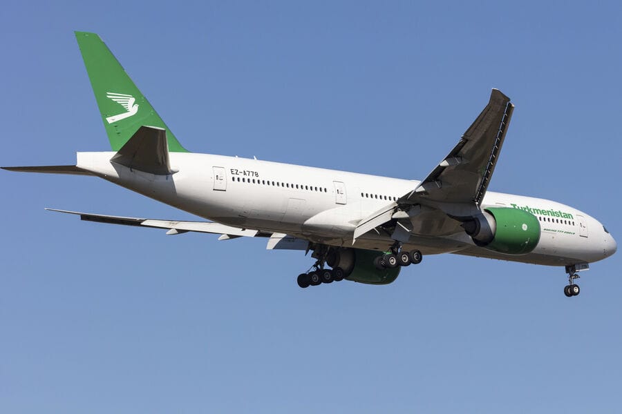 «Türkmenistan» awiakompaniýasy Türkmenbaşy şäherine uçuşlaryny wagtlaýynça togtadýar