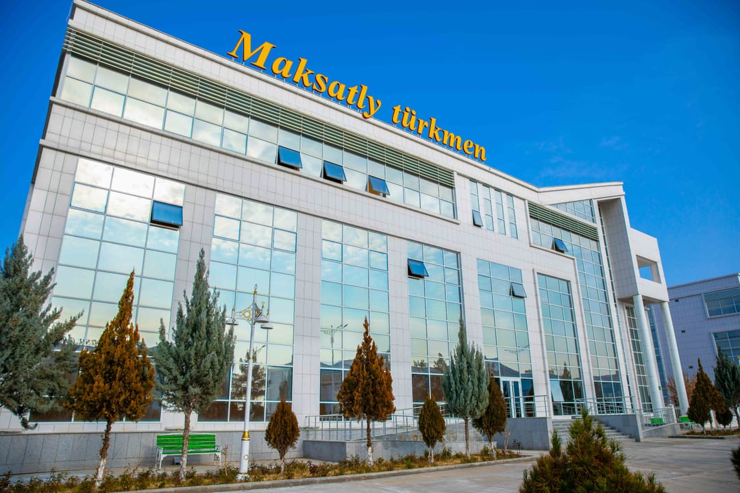 «Maksatly Türkmen» berk alýumin çarçuwaly ajaýyp aýna gapylary hödürleýär