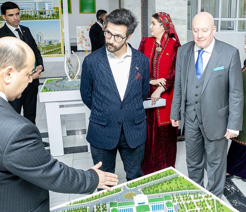 An architect from Italy gave a lecture at a Turkmen university