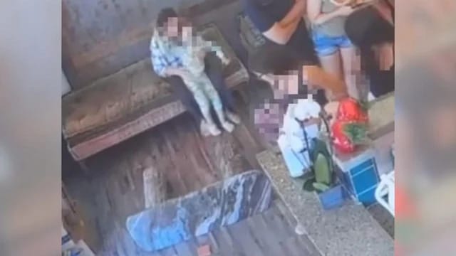 ABŞ-da üç ýaşly gyzjagaz kafede 1600 dollarlyk stoly döwdi