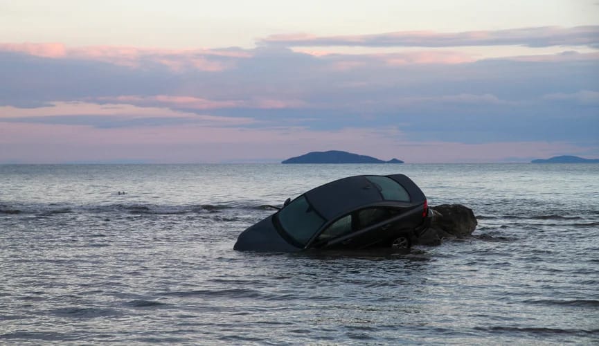 Ýangyn dörän müňlerçe awtoulagly gämi Ýuwaş ummanda gark boldy