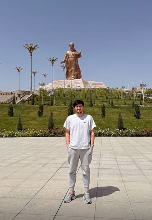 Serdar Azmun Aşgabada sapar bilen geldi we «Magtymguly Pyragy» seýilgähinde düşen suratlary bilen paýlaşdy