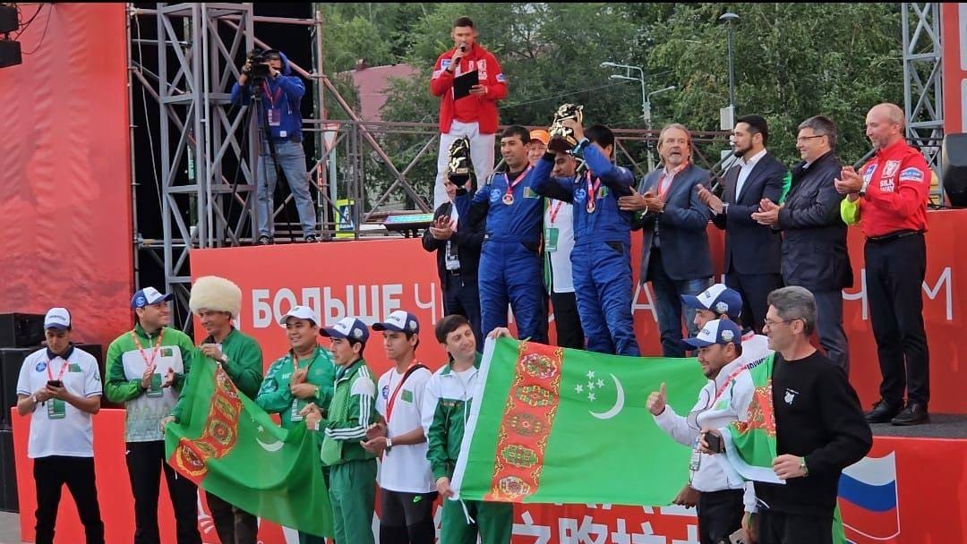 «Ýüpek ýoly» rallisinde islendik ýolda ýöreýän awtoulaglaryň hasabynda Toýlyýewiň ekipažy ýeňiji boldy