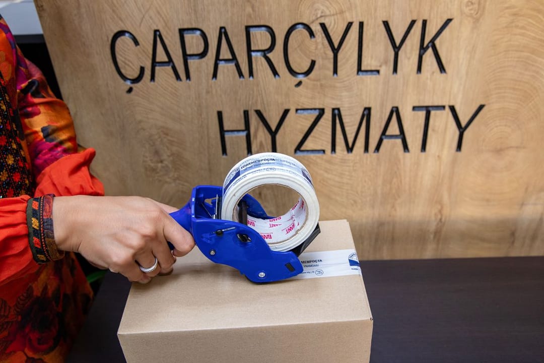 «Türkmenpoçtanyň» çaparçylyk hyzmaty: Täze ýyl sowgatlaryny ugratmak üçin oňaýly hyzmat