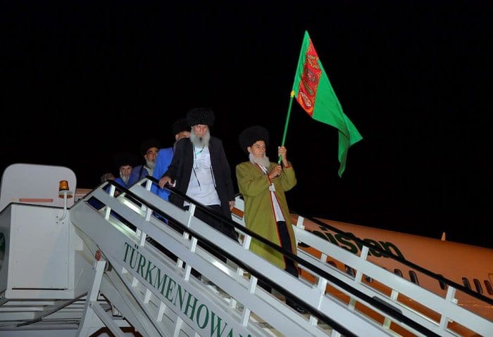 Паломники из Туркменистана во время хаджа дали садака на праздник Курбан байрамы