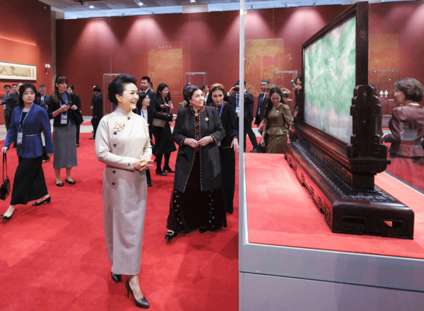 The wife of the National Leader of the Turkmen people visited the Beijing Art Museum
