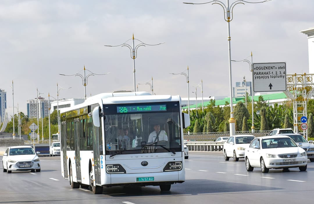 В Ашхабаде начали работать новые автобусы Yutong