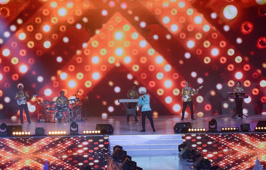 Emin Rasen türkmen aýdymçylary bilen bilelikde şekilli aýdym düşürdi