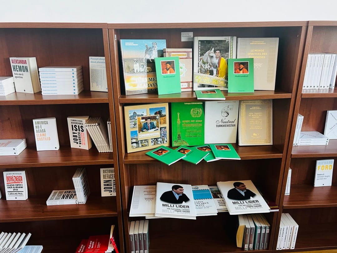 Национальной библиотеке Румынии передан сборник стихов туркменского классика Махтумкули