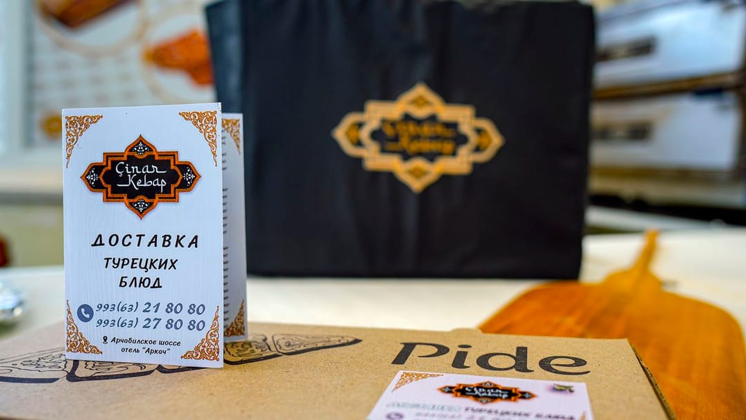 Ресторан Çinar Kebap предлагает попробовать деликатесы турецкой кухни, не выходя из дома