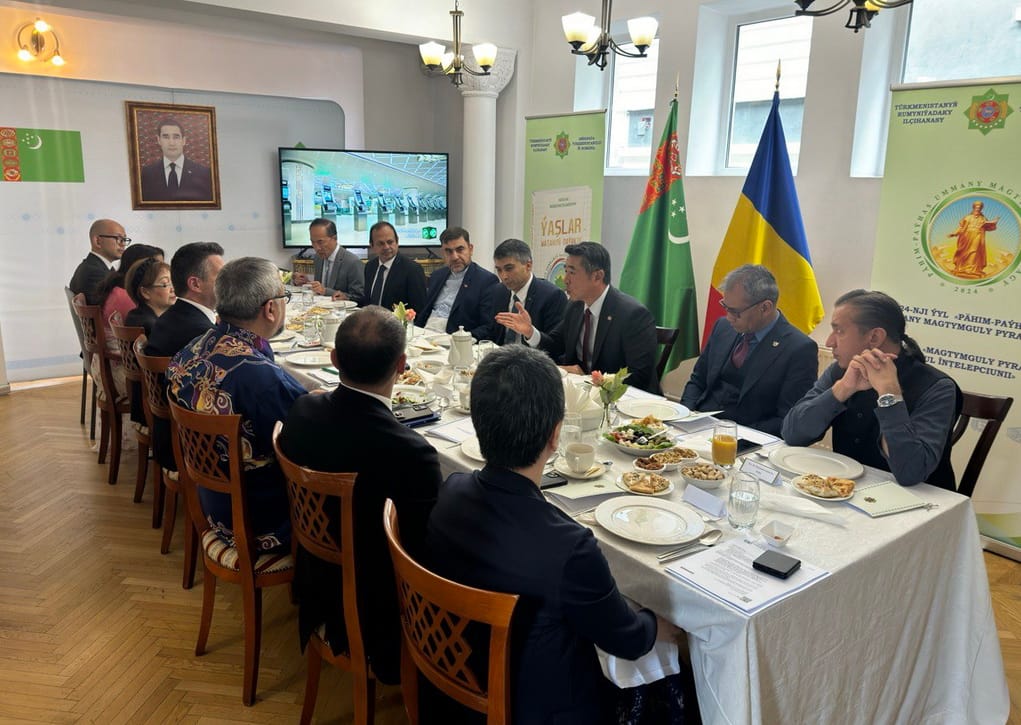 Türkmenistan'ın Romanya Büyükelçiliği, ulaştırma diplomasisi konulu yuvarlak masa toplantısı düzenledi