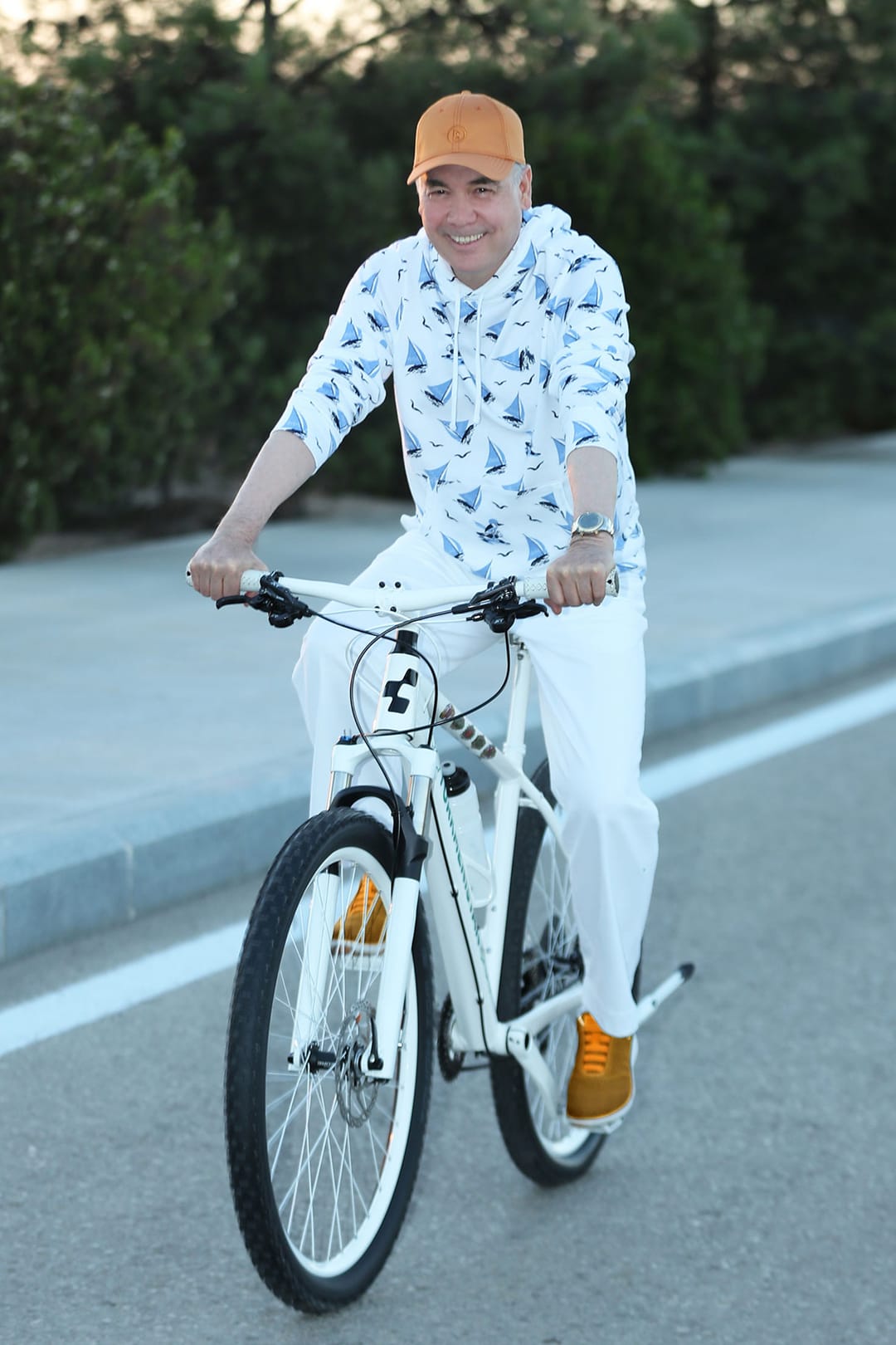 Gurbanguly Berdimuhamedow Hazaryň kenarynda welosipedli gezelenç etdi