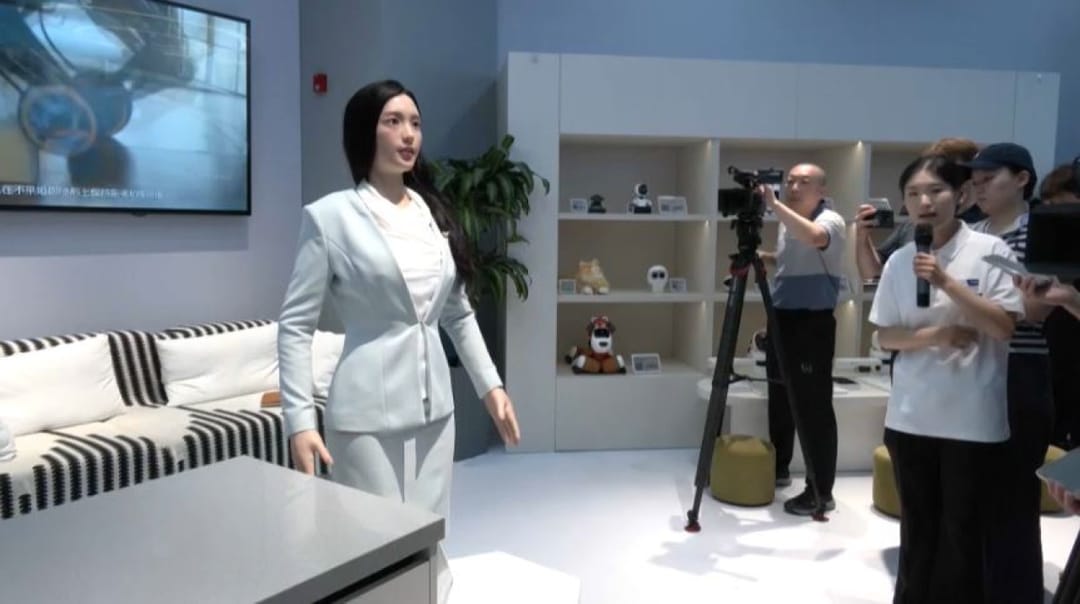 8-nji awgustda Pekinde adam sypatly robotlaryň satylýan dükany açylar