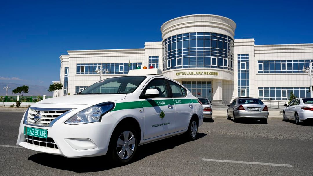 Специалисты не советуют водителям ездить уставшими, принимать пищу и слушать громкую музыку за рулем