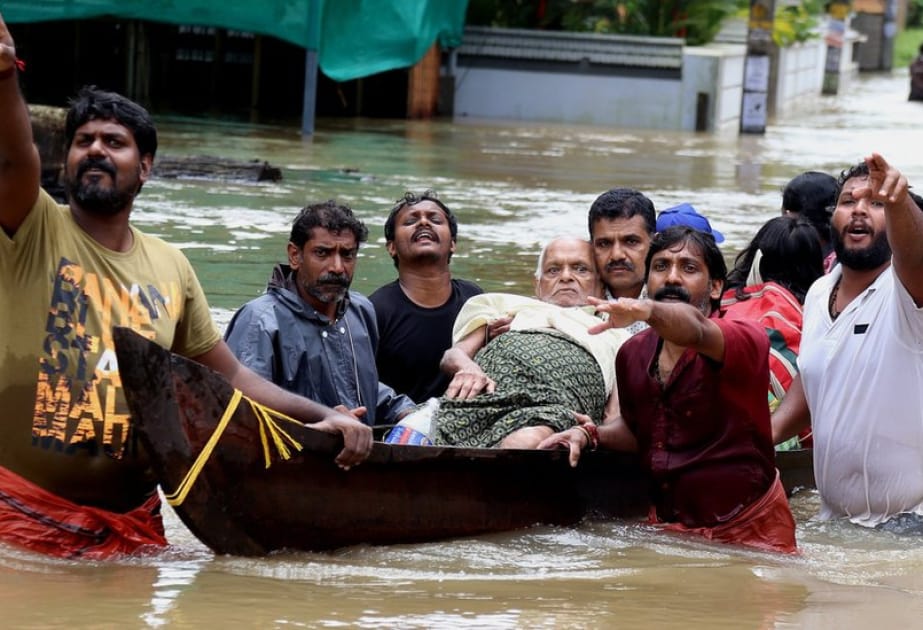 Hindistandaky suw süýşgünlerinde 100 adam dereksiz ýitdi