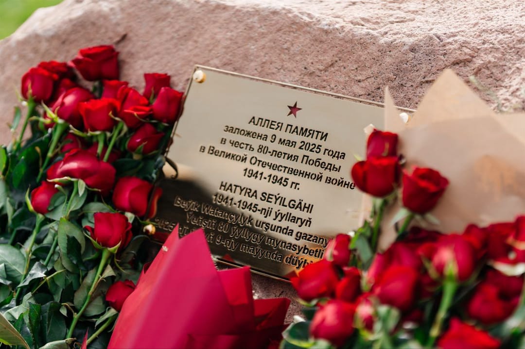 Russiýanyň Türkmenistandaky ilçihanasy Ýeňşiň 80 ýyllygy mynasybetli ekologik çäre geçirdi