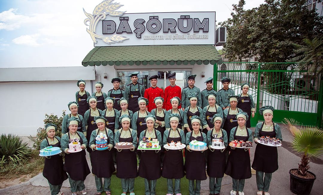 «Bäşörüm» konditer dükany dürli görnüşli çörek we süýjülik önümlerine baha bermäge çagyrýar