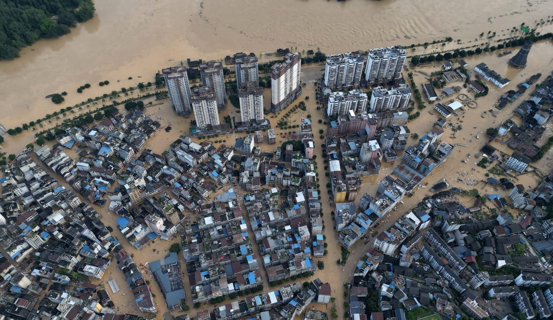 Hytaýdaky sil joşgunlarynda Dunwang obasy 15 metr suwuň astyna gitdi