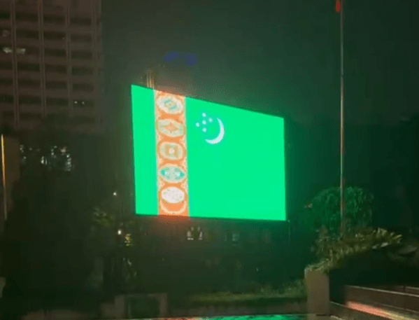 Kuala Lumpur'un merkez meydanında Türkmenistan’ın bayrağı gösterildi