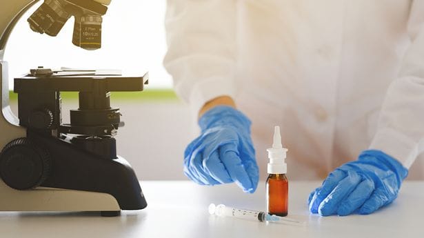 Китай одобрил постоянную вакцинацию ингаляционным препаратом против COVID-19