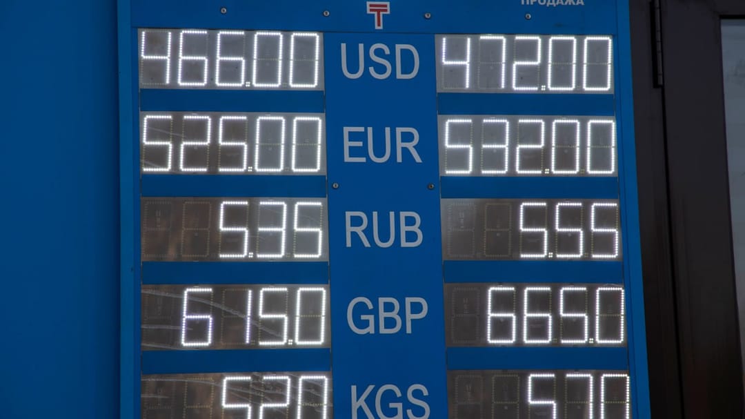 Kazakistan, sokaklarda para birimini gösteren panoları yasakladı