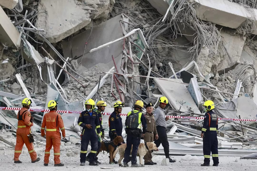 Bangkokda ýykylan binalaryň harabalarynda diri galanlary gözlemegi bes etdiler