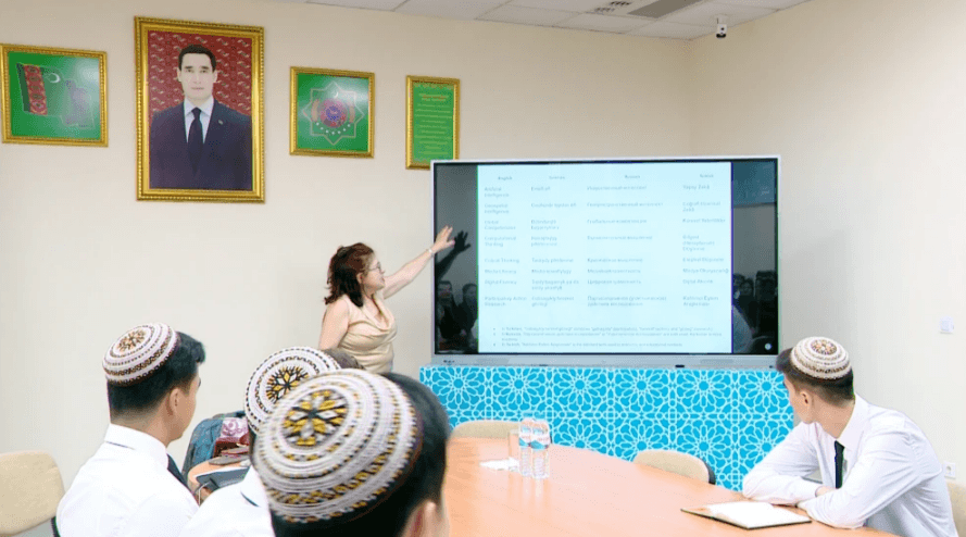 New York-based scholar holds seminar at Turkmenistan's Institute of International Relations
