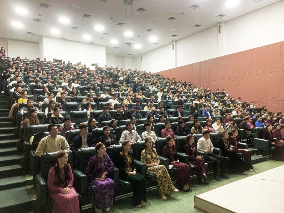 Türkmenistan’ın Kazakistan Büyükelçiliği’nden yetkililer, Almatı'da öğrencilerle görüştü