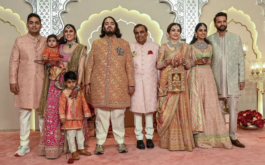 «Bloomberg»: Ambaniler Aziýanyň iň baý maşgalasy boldy