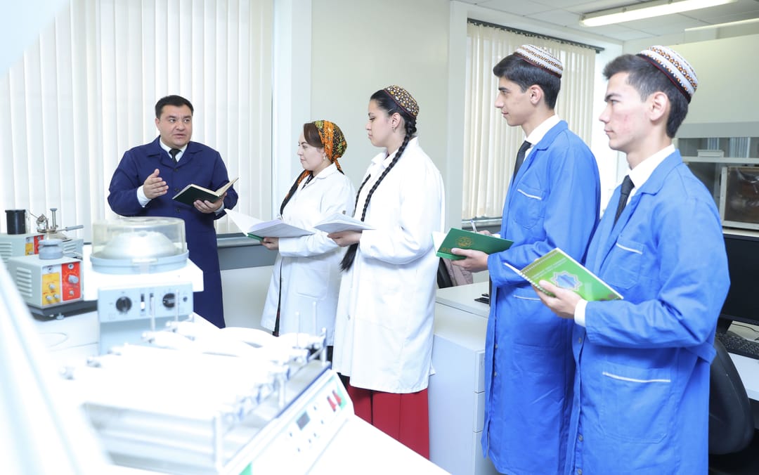 Студенты нефтегазового вуза Туркменистана прошли учебную практику в НИИ ГК «Туркменгаз»