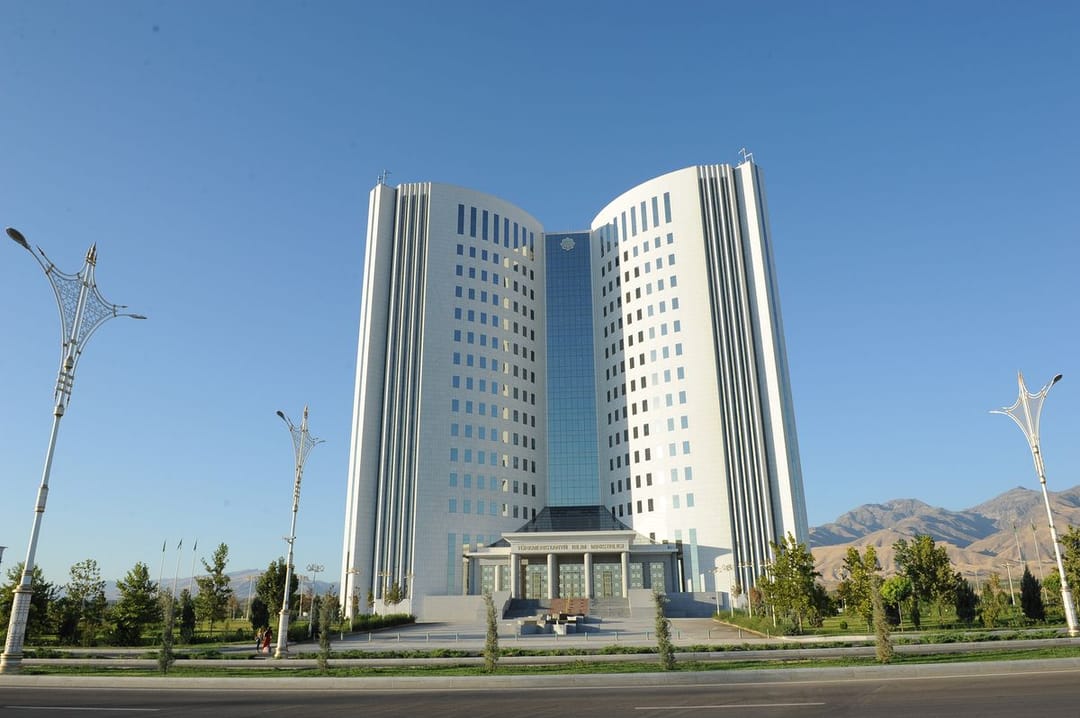 Türkmenistanda 2025-nji ýylda diplomlary ykrar ediljek daşary ýurt ýokary okuw mekdepleriniň sanawy çap edildi