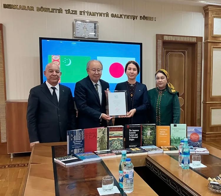 Ýaponiýanyň ilçihanasy Türkmenistanyň ýokary okuw mekdeplerine kitaplary sowgat etdi