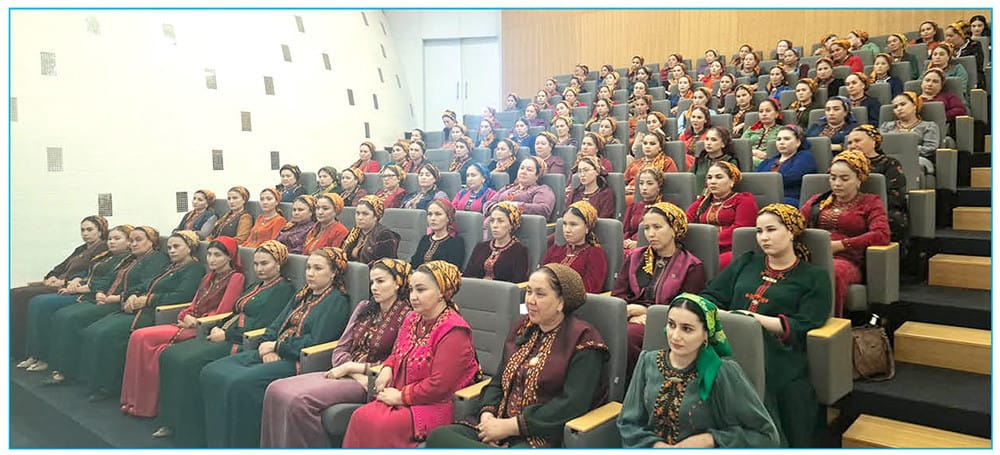 В НИИ «Туркменгаза» прошла встреча, посвященная женщинам 